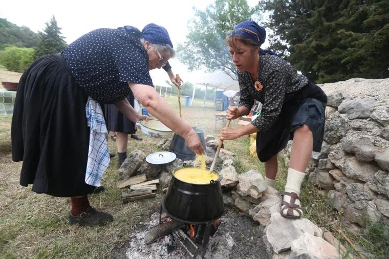 OD BUDNICA, NEOBIČNIH PIKNIKA I BICIKLIJADA DO STANDARDNOG GRAHA: Pogledajte kako su građani diljem zemlje proslavili Praznik rada