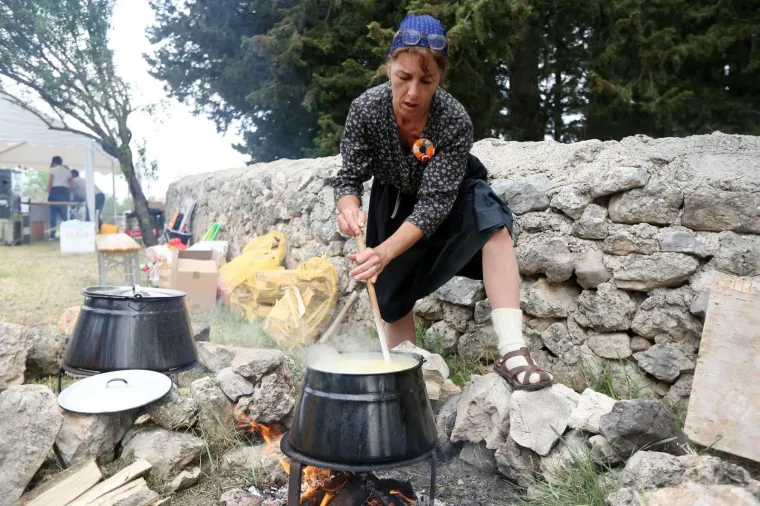 OD BUDNICA, NEOBIČNIH PIKNIKA I BICIKLIJADA DO STANDARDNOG GRAHA: Pogledajte kako su građani diljem zemlje proslavili Praznik rada