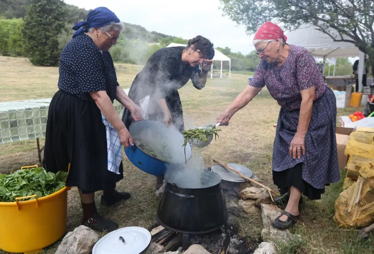 Puno inovativniji su bili u Vodicama gdje je 
Turistička zajednica grada Vodica pripremila prvosvibanjski piknik u Rakitnici kraj crkve sv. Ivana. Ondje su vodičke Perlice uprizorile  spremanje tradicionalnog jela, divjeg zelja i palente koji su po zavrsetku kuhanja posluzeni gostima.