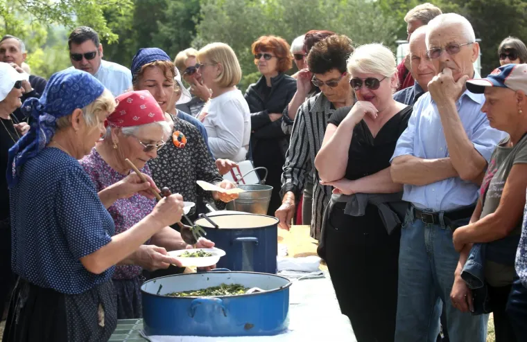 OD BUDNICA, NEOBIČNIH PIKNIKA I BICIKLIJADA DO STANDARDNOG GRAHA: Pogledajte kako su građani diljem zemlje proslavili Praznik rada
