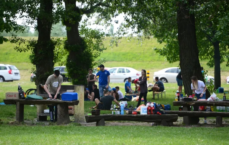 Uz standardnu proslavu u Maksimiru i prosvjede koje su organizirali sindikati, Zagrepčani su uobičajeno ro&scaron;tiljali na Jarunu koji je, &scaron;to se vidi i po parkiranim automobilima, bio krcat.