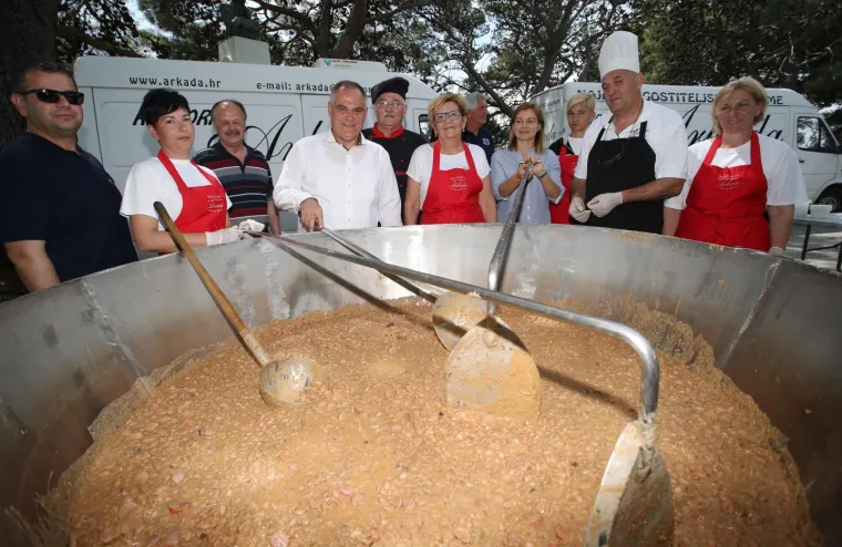 Bez graha nisu ostali ni Splićani za koje je proslavu na Marjanu sa sindikatima organizirala Županija.