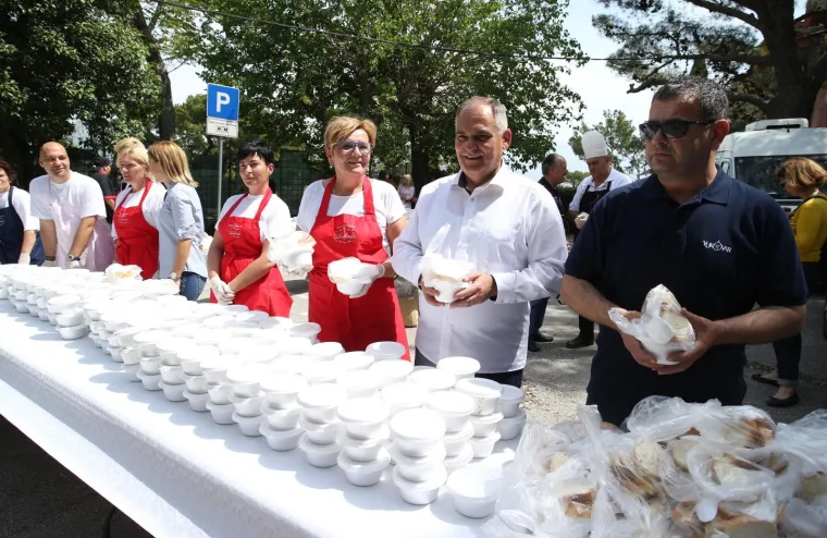 OD BUDNICA, NEOBIČNIH PIKNIKA I BICIKLIJADA DO STANDARDNOG GRAHA: Pogledajte kako su građani diljem zemlje proslavili Praznik rada