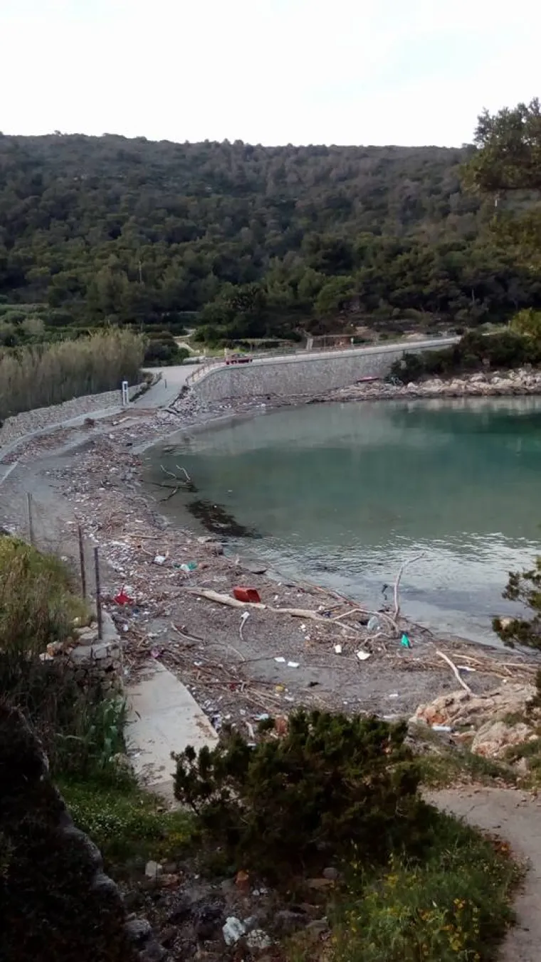 Najljep&scaron;a hrvatska plaža - Stiniva na otoku Visu, prekrivena je smećem.