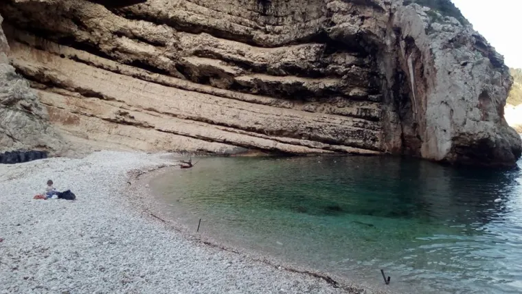 Najljep&scaron;a hrvatska plaža - Stiniva na otoku Visu, prekrivena je smećem.