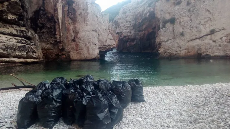 Najljep&scaron;a hrvatska plaža - Stiniva na otoku Visu, prekrivena je smećem.