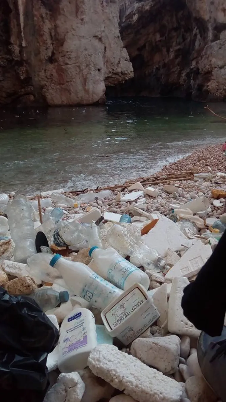 Najljep&scaron;a hrvatska plaža - Stiniva na otoku Visu, prekrivena je smećem.