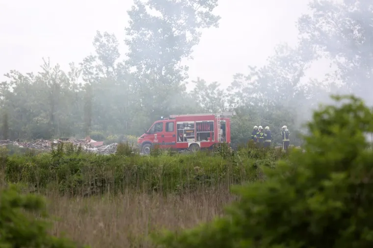 Zagrebački vatrogasci gase požar na ilegalnom odlagali&scaron;tu otpada