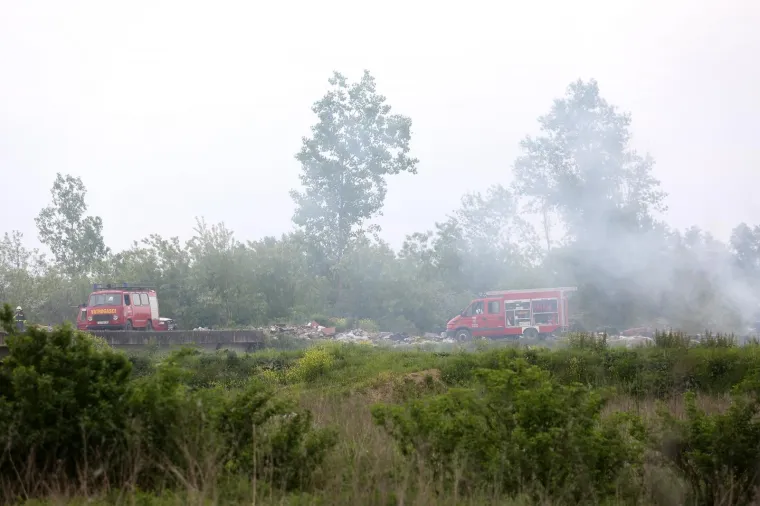 Zagrebački vatrogasci gase požar na ilegalnom odlagali&scaron;tu otpada