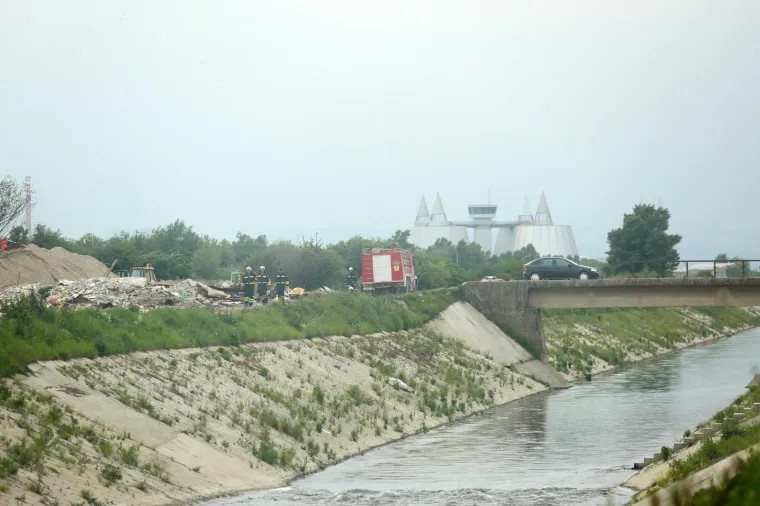 Zagrebački vatrogasci gase požar na ilegalnom odlagali&scaron;tu otpada