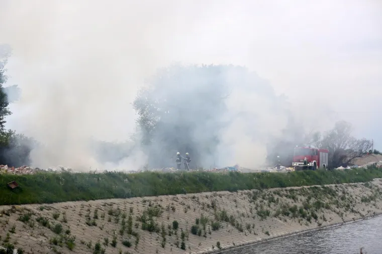 Zagrebački vatrogasci gase požar na ilegalnom odlagali&scaron;tu otpada