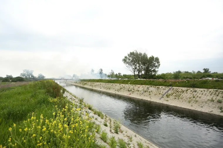 Zagrebački vatrogasci gase požar na ilegalnom odlagali&scaron;tu otpada