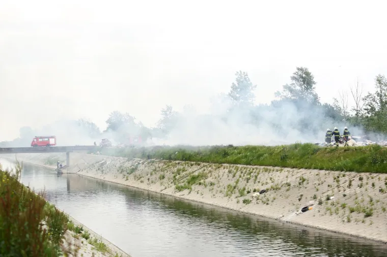 Zagrebački vatrogasci gase požar na ilegalnom odlagali&scaron;tu otpada
