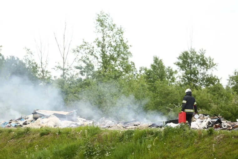 Zagrebački vatrogasci gase požar na ilegalnom odlagali&scaron;tu otpada