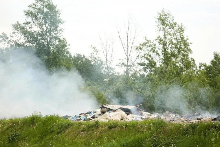 Zagrebački vatrogasci gase požar na ilegalnom odlagali&scaron;tu otpada