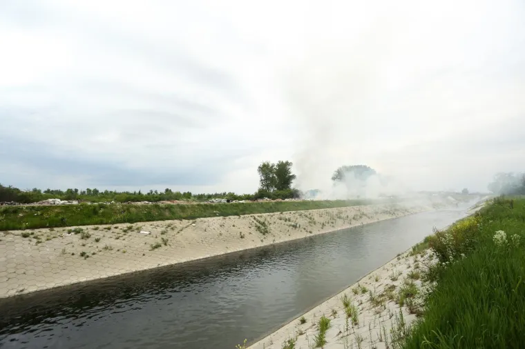 Zagrebački vatrogasci gase požar na ilegalnom odlagali&scaron;tu otpada