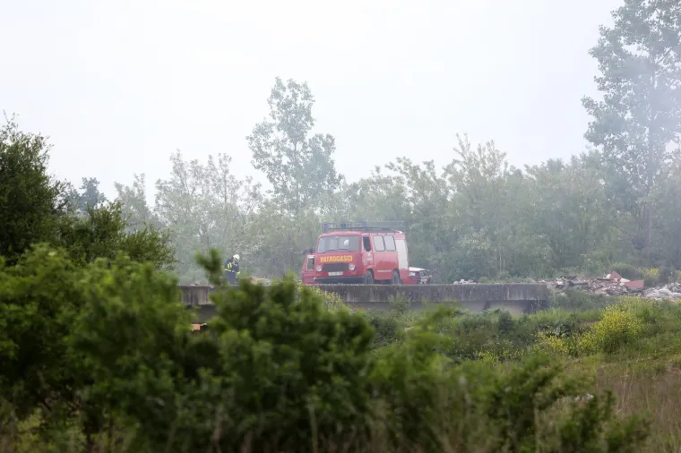 Zagrebački vatrogasci gase požar na ilegalnom odlagali&scaron;tu otpada