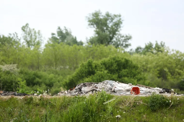 Zagrebački vatrogasci gase požar na ilegalnom odlagali&scaron;tu otpada