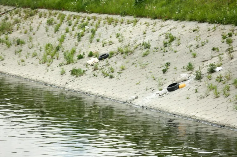 Zagrebački vatrogasci gase požar na ilegalnom odlagali&scaron;tu otpada