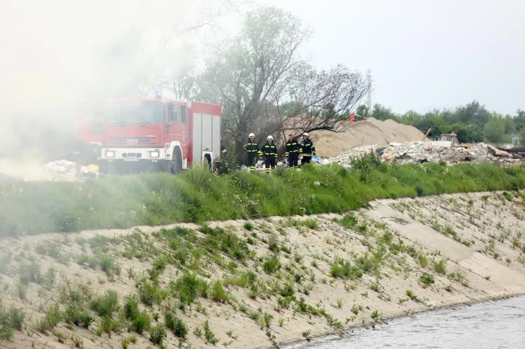 Zagrebački vatrogasci gase požar na ilegalnom odlagali&scaron;tu otpada