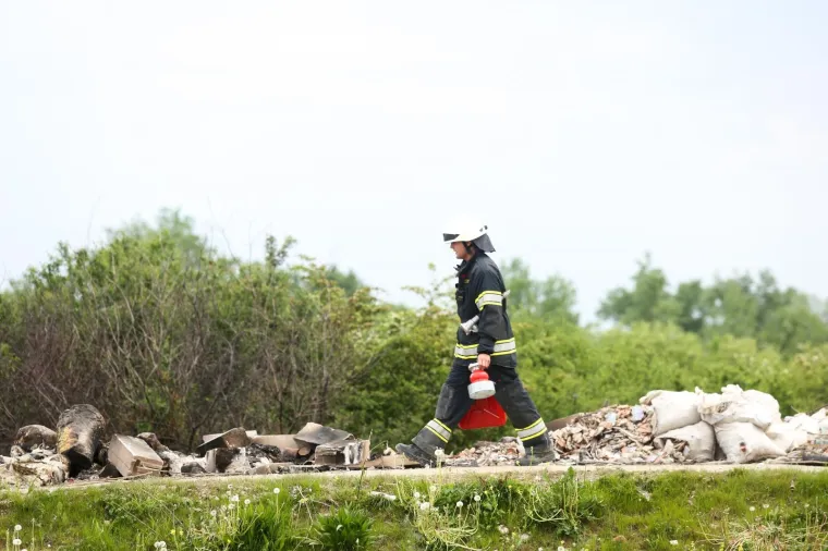 Zagrebački vatrogasci gase požar na ilegalnom odlagali&scaron;tu otpada
