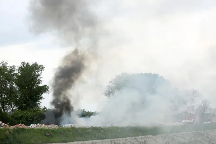 Zagrebački vatrogasci gase požar na ilegalnom odlagali&scaron;tu otpada