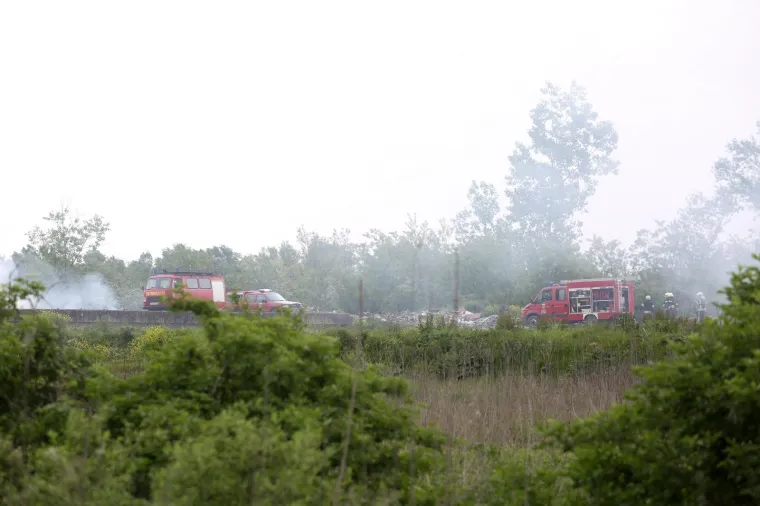 Zagrebački vatrogasci gase požar na ilegalnom odlagali&scaron;tu otpada