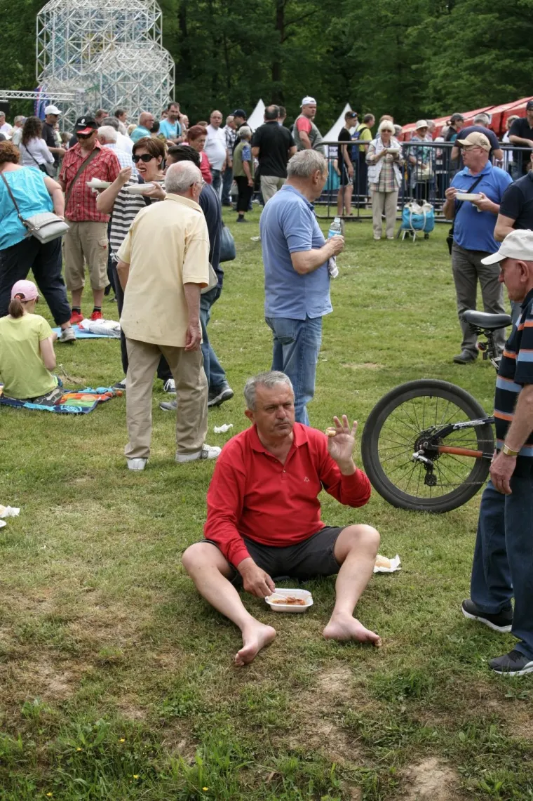 Fotoizvje&scaron;taj s Maksimira! Građani opkolili Bandića: 'Dragi na&scaron; gradonačelnik, uvijek točan'