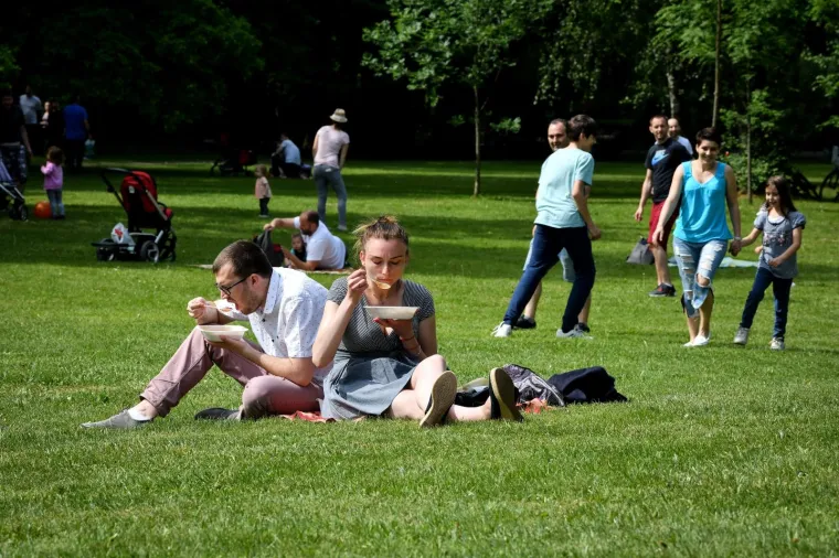 Fotoizvje&scaron;taj s Maksimira! Građani opkolili Bandića: 'Dragi na&scaron; gradonačelnik, uvijek točan'