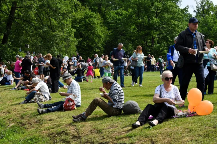 Fotoizvje&scaron;taj s Maksimira! Građani opkolili Bandića: 'Dragi na&scaron; gradonačelnik, uvijek točan'