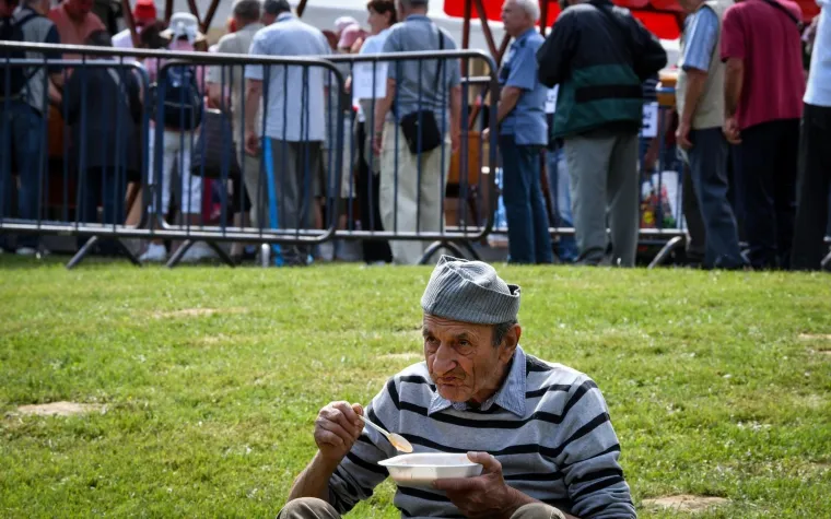 Fotoizvje&scaron;taj s Maksimira! Građani opkolili Bandića: 'Dragi na&scaron; gradonačelnik, uvijek točan'