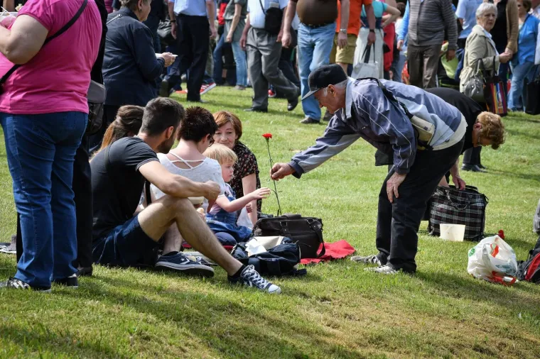 Fotoizvje&scaron;taj s Maksimira! Građani opkolili Bandića: 'Dragi na&scaron; gradonačelnik, uvijek točan'