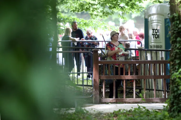Fotoizvje&scaron;taj s Maksimira! Građani opkolili Bandića: 'Dragi na&scaron; gradonačelnik, uvijek točan'