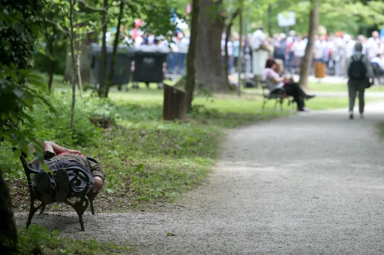 Fotoizvje&scaron;taj s Maksimira! Građani opkolili Bandića: 'Dragi na&scaron; gradonačelnik, uvijek točan'