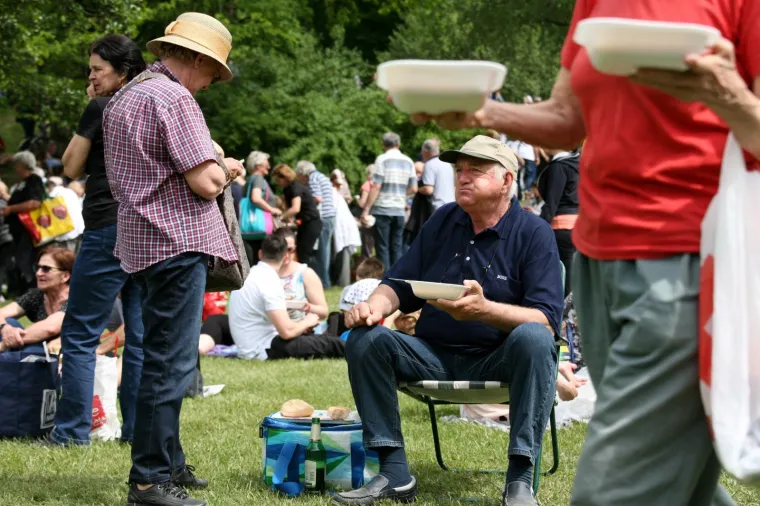Fotoizvje&scaron;taj s Maksimira! Građani opkolili Bandića: 'Dragi na&scaron; gradonačelnik, uvijek točan'