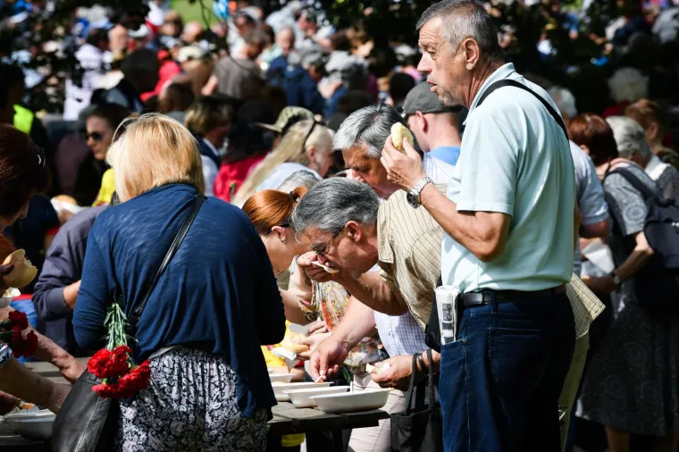 Fotoizvje&scaron;taj s Maksimira! Građani opkolili Bandića: 'Dragi na&scaron; gradonačelnik, uvijek točan'