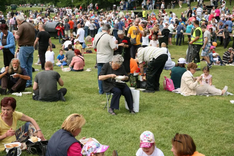 Fotoizvje&scaron;taj s Maksimira! Građani opkolili Bandića: 'Dragi na&scaron; gradonačelnik, uvijek točan'