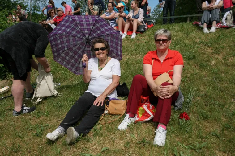 Fotoizvje&scaron;taj s Maksimira! Građani opkolili Bandića: 'Dragi na&scaron; gradonačelnik, uvijek točan'