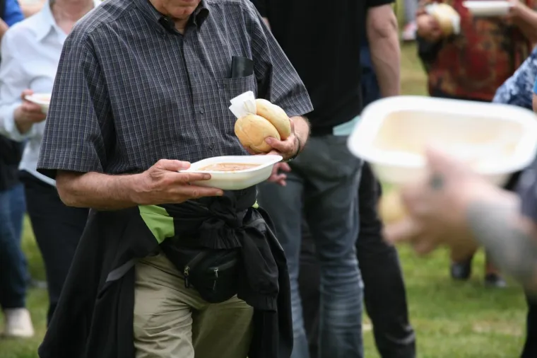 Fotoizvje&scaron;taj s Maksimira! Građani opkolili Bandića: 'Dragi na&scaron; gradonačelnik, uvijek točan'