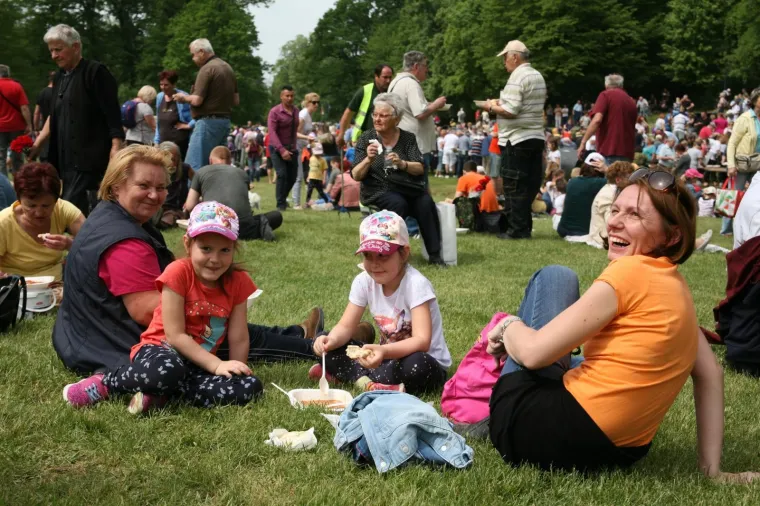 Fotoizvje&scaron;taj s Maksimira! Građani opkolili Bandića: 'Dragi na&scaron; gradonačelnik, uvijek točan'