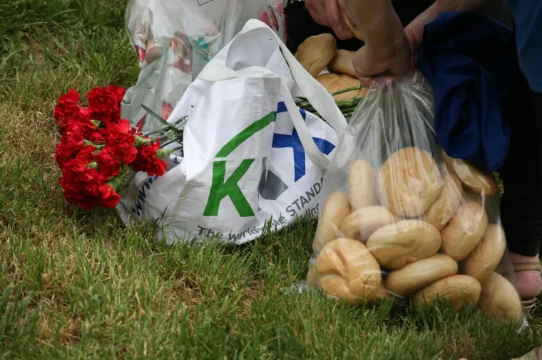Fotoizvje&scaron;taj s Maksimira! Građani opkolili Bandića: 'Dragi na&scaron; gradonačelnik, uvijek točan'