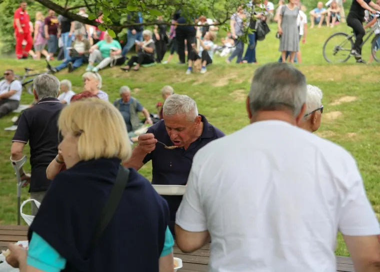 Fotoizvje&scaron;taj s Maksimira! Građani opkolili Bandića: 'Dragi na&scaron; gradonačelnik, uvijek točan'