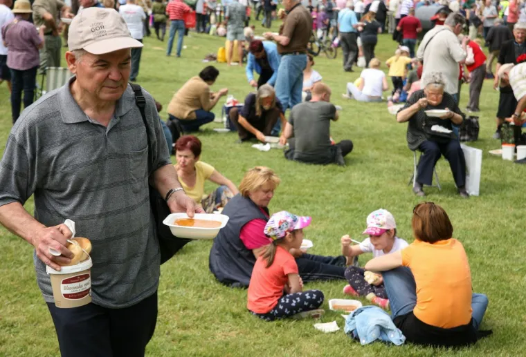 Fotoizvje&scaron;taj s Maksimira! Građani opkolili Bandića: 'Dragi na&scaron; gradonačelnik, uvijek točan'
