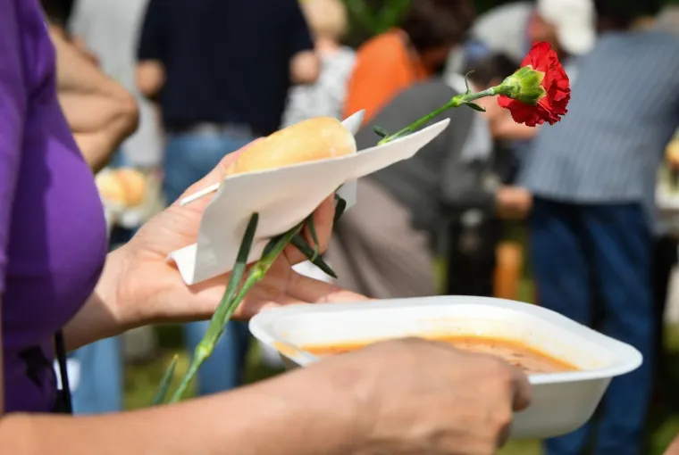 Fotoizvje&scaron;taj s Maksimira! Građani opkolili Bandića: 'Dragi na&scaron; gradonačelnik, uvijek točan'