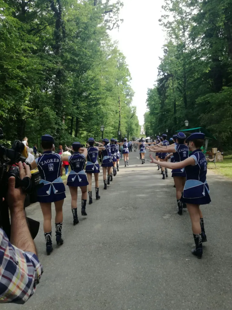 Fotoizvje&scaron;taj s Maksimira! Građani opkolili Bandića: 'Dragi na&scaron; gradonačelnik, uvijek točan'