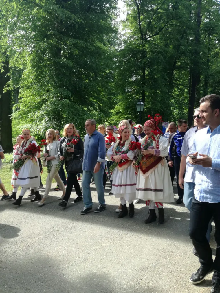 Fotoizvje&scaron;taj s Maksimira! Građani opkolili Bandića: 'Dragi na&scaron; gradonačelnik, uvijek točan'