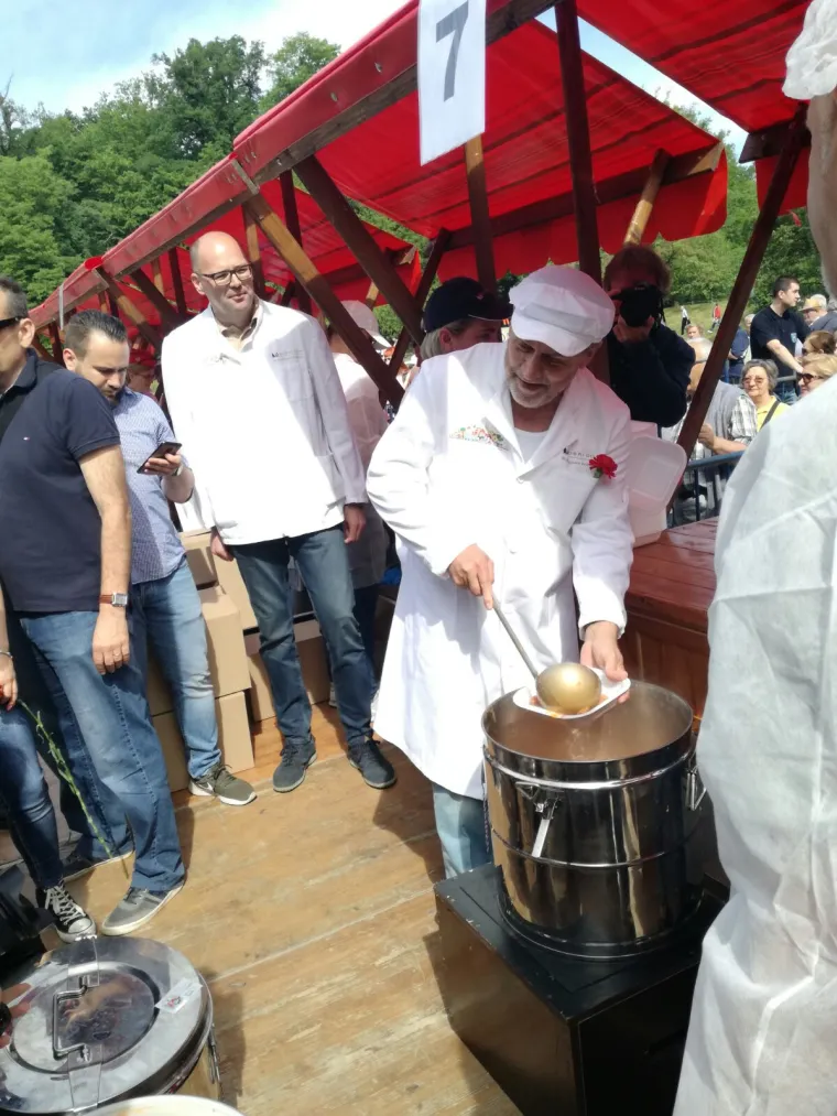 Fotoizvje&scaron;taj s Maksimira! Građani opkolili Bandića: 'Dragi na&scaron; gradonačelnik, uvijek točan'