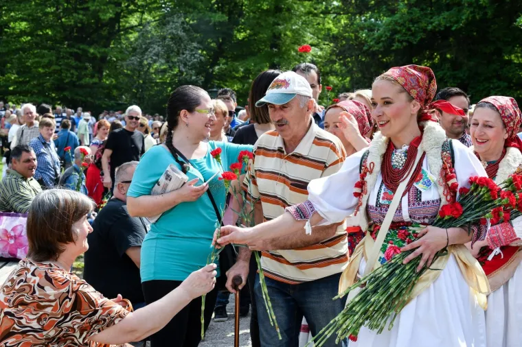 Fotoizvje&scaron;taj s Maksimira! Građani opkolili Bandića: 'Dragi na&scaron; gradonačelnik, uvijek točan'