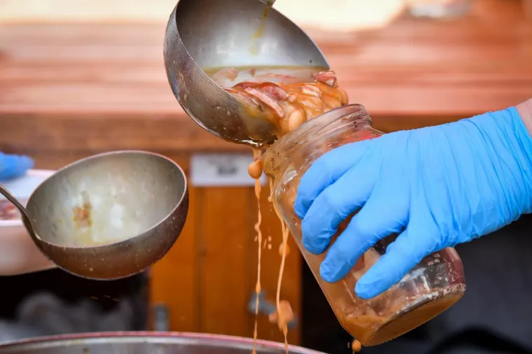 Fotoizvje&scaron;taj s Maksimira! Građani opkolili Bandića: 'Dragi na&scaron; gradonačelnik, uvijek točan'