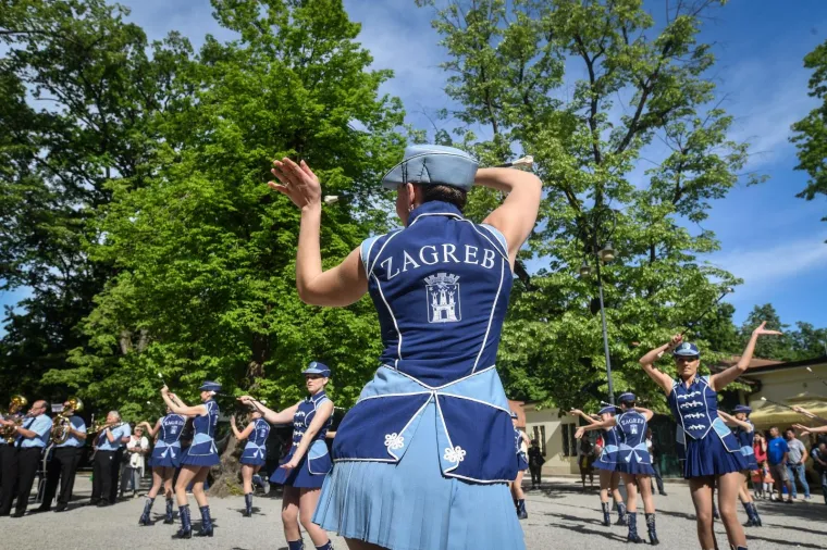 Fotoizvje&scaron;taj s Maksimira! Građani opkolili Bandića: 'Dragi na&scaron; gradonačelnik, uvijek točan'